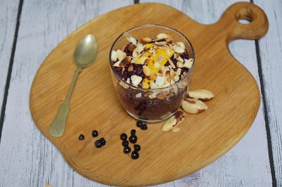 Pudding jaglany z jagodami, bananem i jabłkiem