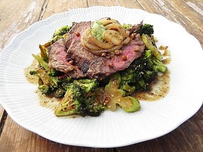 Steak z rostbefu z czerwonym pieprzem i musztardą