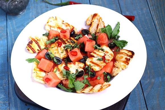 Sałatka z arbuza i grillowanym serem halloumi