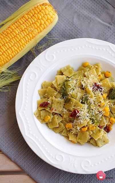Łazanki z pesto i suszonym pomidorem