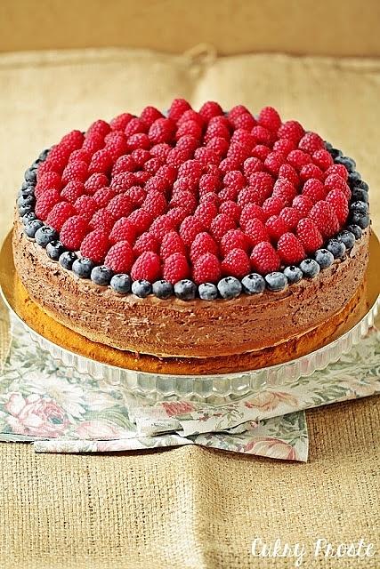 Czekoladowy naked cake z malinami