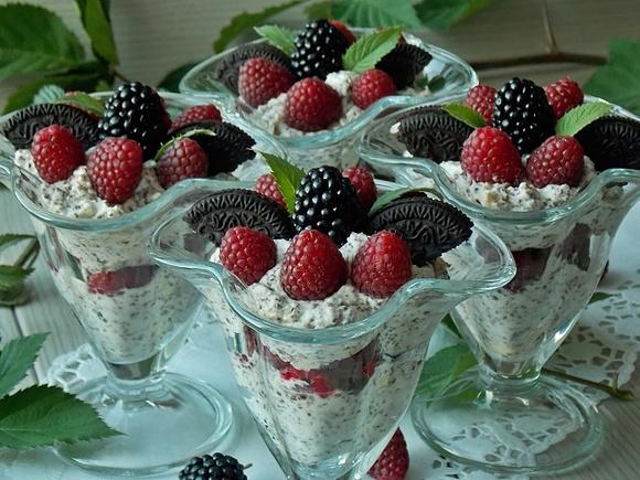 Eton mess z malinami, jeżynami i czekoladą