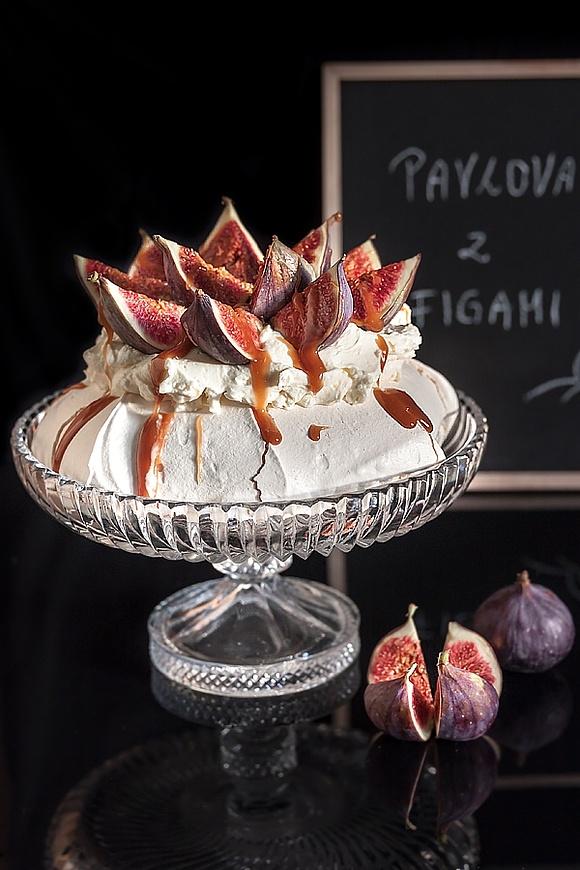 Pavlova z figami mascarpone i sosem karmelowym