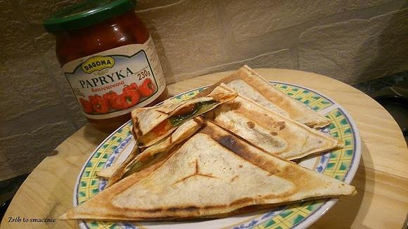 Tortilla zapiekana ze szpinakiem i papryką konserwową