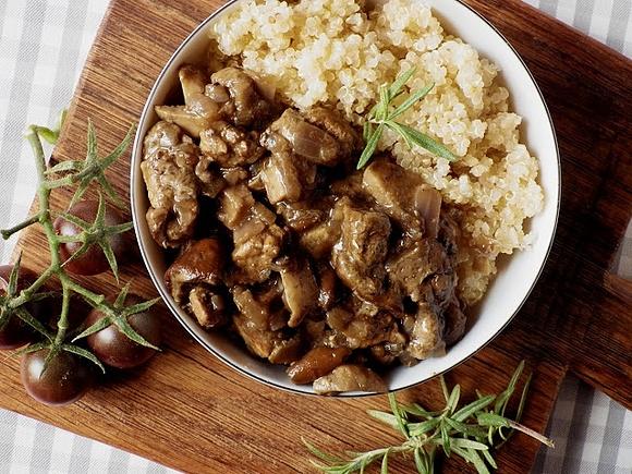 Quinoa z gulaszem z dzika i borowików