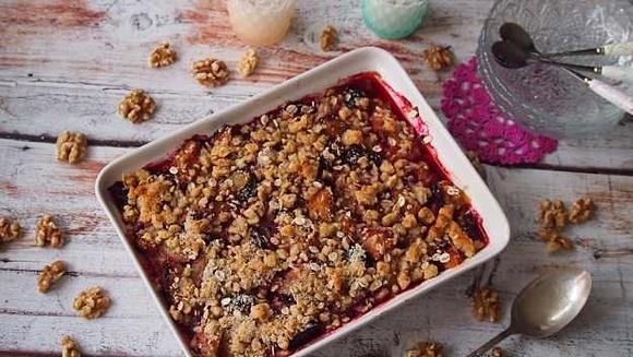 Bezglutenowe crumble śliwkowe z owocami pod kruszonką