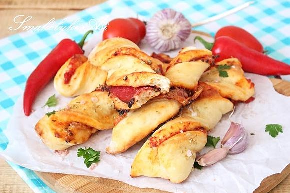 Paluchy drożdżowe z salami i serem