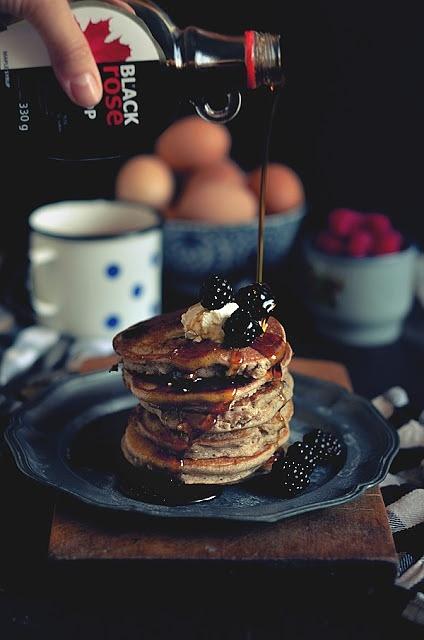 Gryczane hotcakes z ricottą i jeżynami