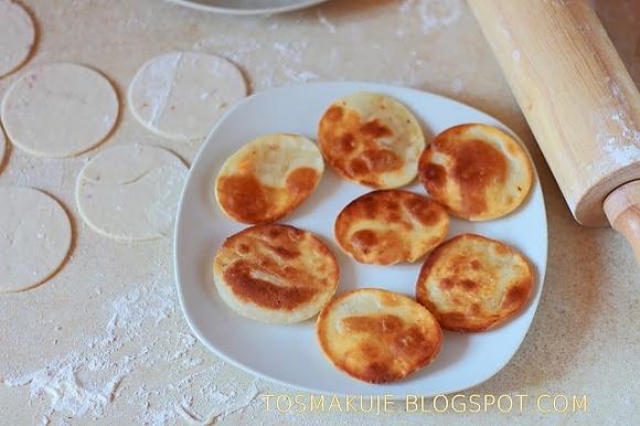 Krążki z ciasta pierogowego