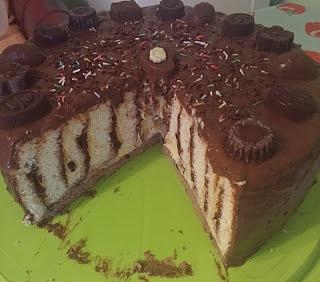 Zwijany tort z powidłem śliwkowym