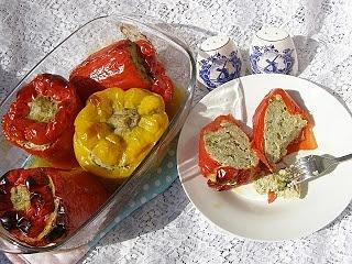 Pieczona papryka z kuskusem i drobiowym mięsem