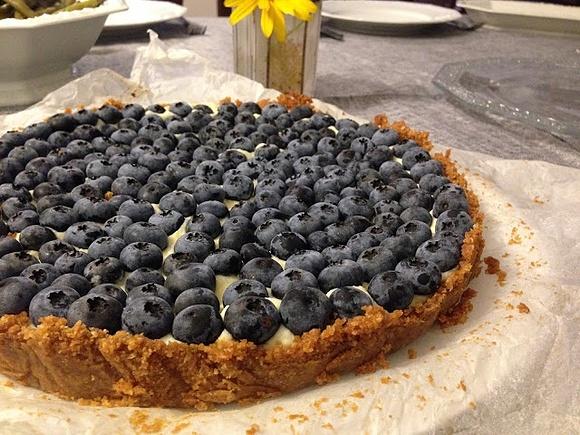 Tarta z białą czekoladą i borówkami bez pieczenia