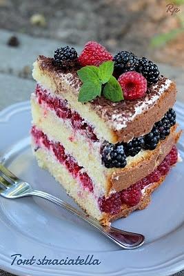 Tort straciatella z malinami i jeżynami