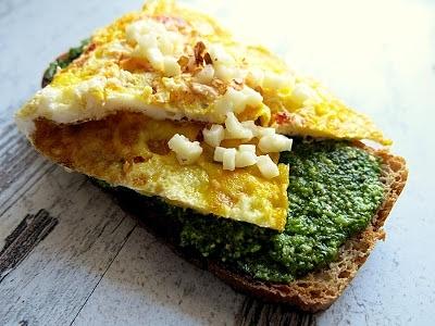 Szybka kanapka z pesto z jarmużu, omletem z fetą i mozzarellą