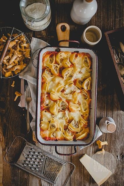 Makaron nadziewany kurkami i ricottą w sosie pomidorowym