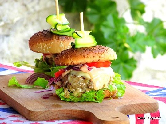 Soczysty burger z wołowiny z dodatkami