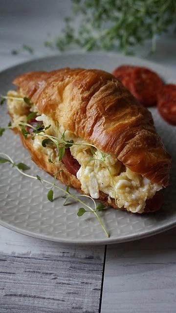 Croissant z jajecznicą i chorizo