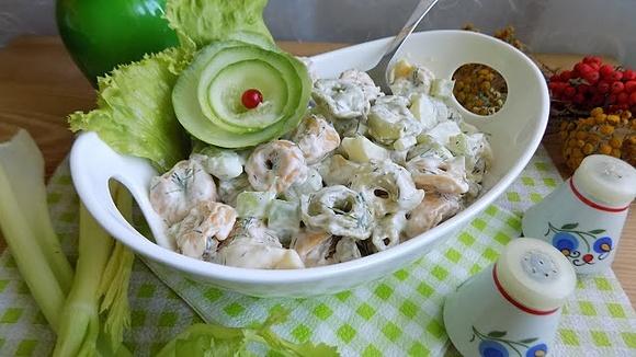 Sałatka z tortellini, papryką, selerem naciowym i ogórkiem