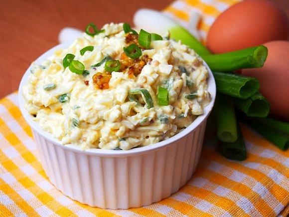 Pasta jajeczna z żółtym serem na śniadanie