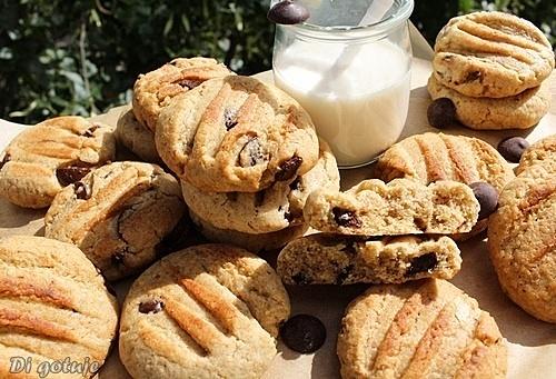 Chałwowowe ciasteczka z tahini i czekoladą na mące orkiszowej pełnoziarnistej