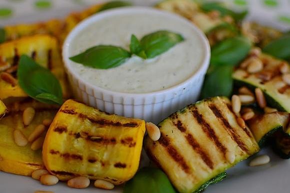 Grillowana cukinia z bazyliowym dipem