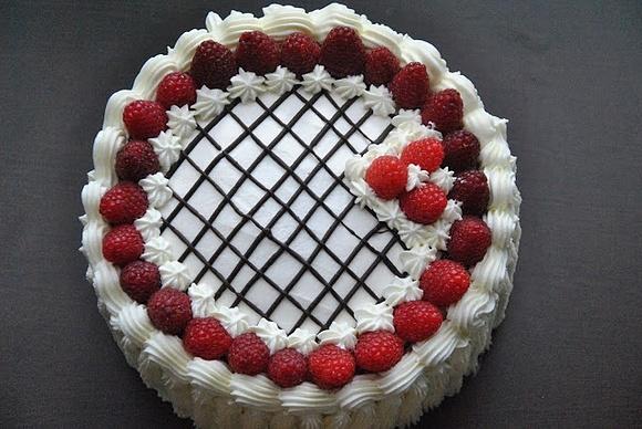 Tort trio z malinami, kokosem i biszkoptem