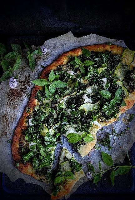 Pizza z jarmużem i cukinią