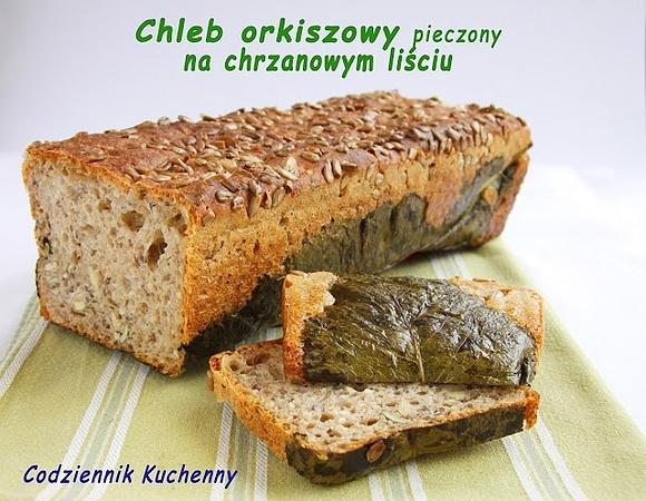 Chleb orkiszowy pieczony na chrzanowym liściu