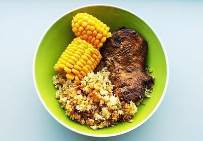 Pierś kurczaka w tandoori z kaszą bulgur i kukurydzą