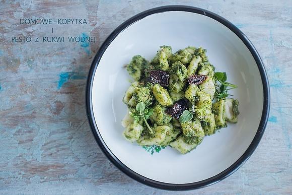 Domowe kopytka z pesto z rukwi wodnej i suszonymi pomidorami