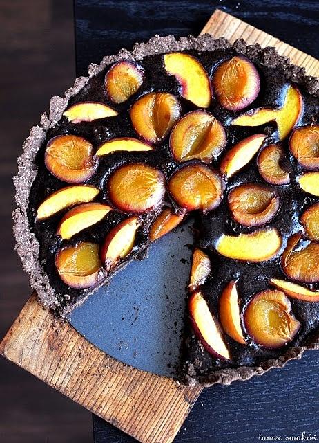 Tarta czekoladowa na spodzie owsianym ze śliwkami