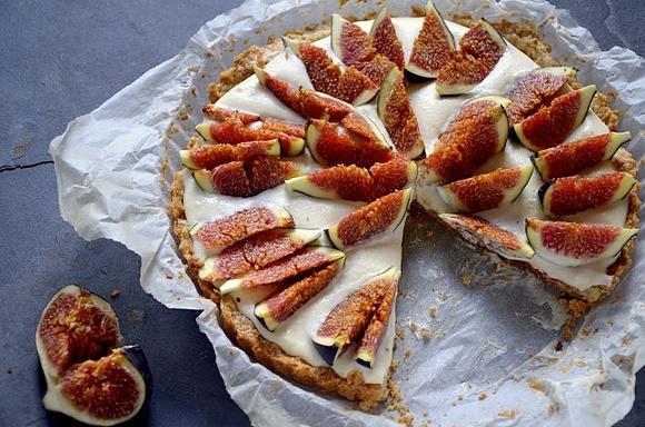 Tarta migdałowa z figami na kremie marcepanowym
