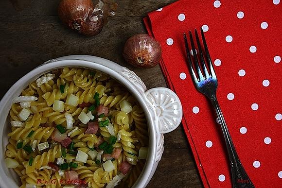 Fusilli z boczkiem i kozim serem