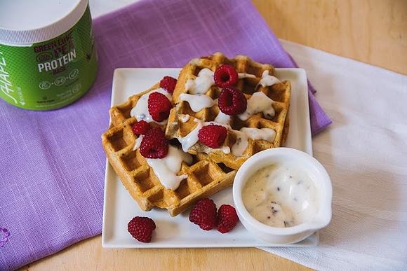 Gofry proteinowe z malinami i jogurtem straciatella