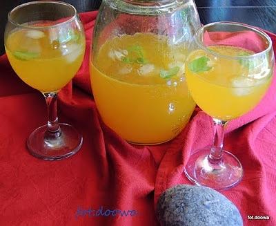 Lemoniada miodowo-bazyliowa z kurkumą