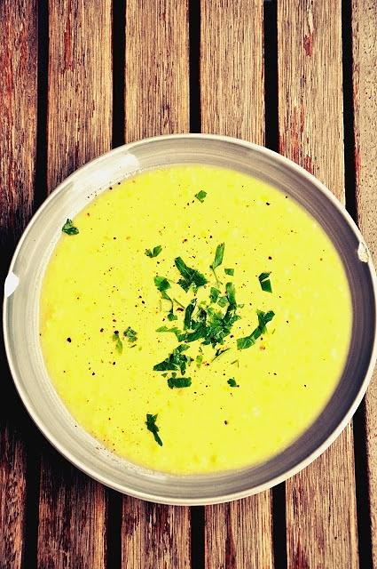 Chowder z kukurydzy z mleczkiem kokosowym i kalafiorem