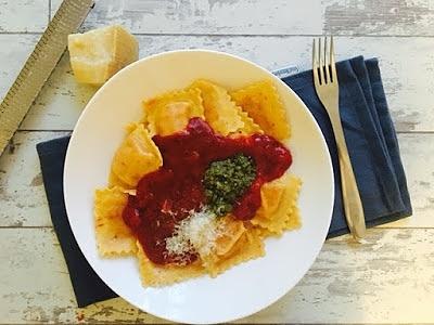 Ravioli z sosem pomidorowym i pesto