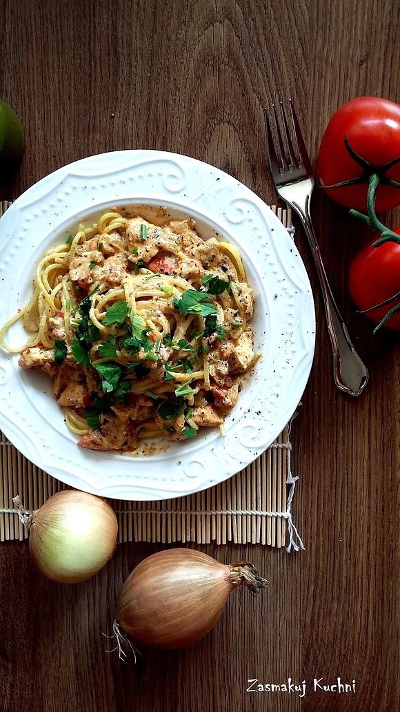 Spaghetti z kurczakiem w ziołowym mascarpone i pomidorach