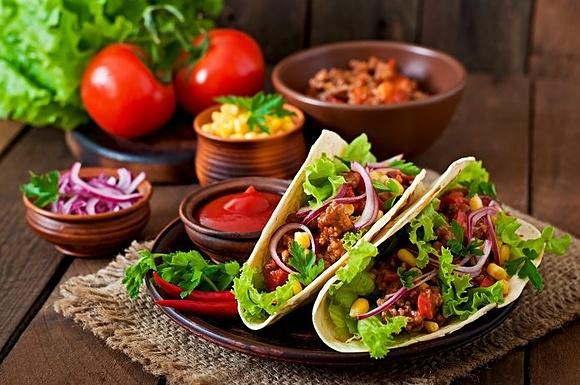 Tacos - meksykańskie danie uliczne z mięsem, warzywami i przyprawami