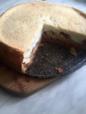 Szarlotka z bezowym sernikiem