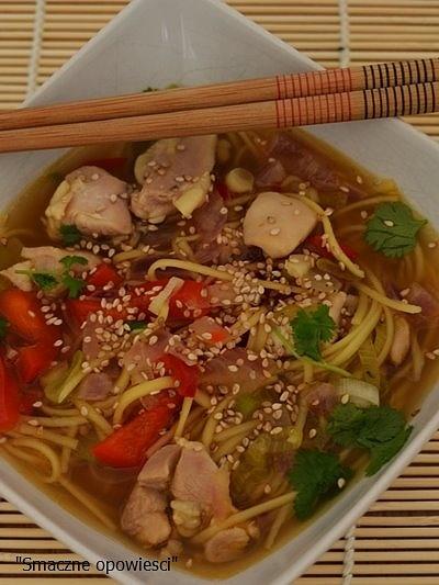 Tajski rosół z makaronem papryką i chili