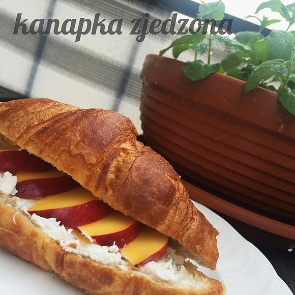 Croissant z nektarynką i twarożkiem na śniadanie