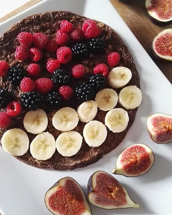 Omlet z płatkami owsianymi i daktylami na śniadanie