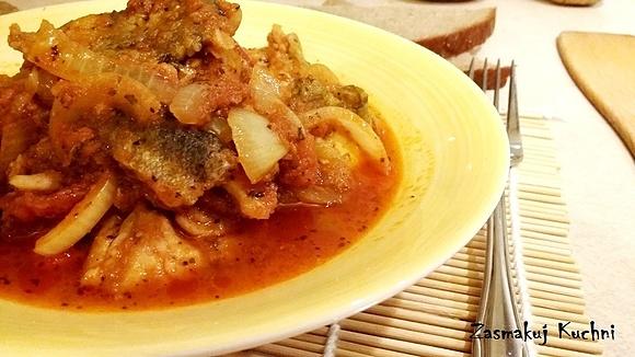 Potrawka rybna w salsie pomidorowo-cebulowej z octem winnym i chrzanem