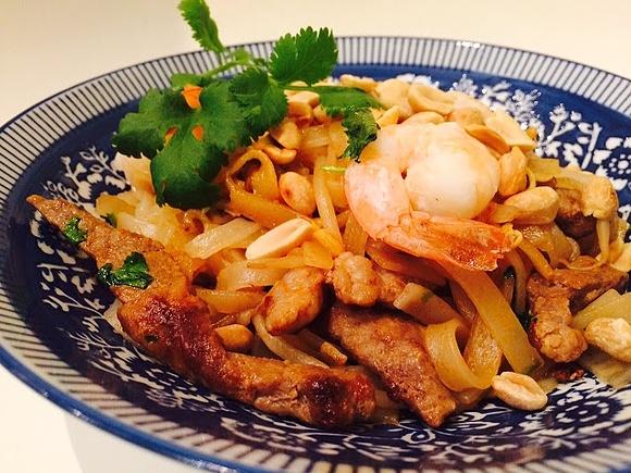 Pad thai z wieprzowiną i krewetkami