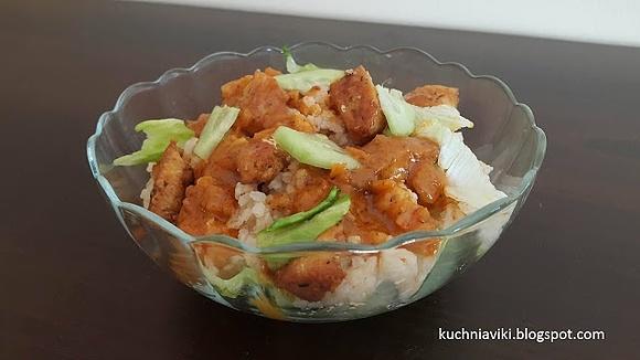 Sałatka z ryżem paprykowym i kurczakiem polana sosem Tikka Masala