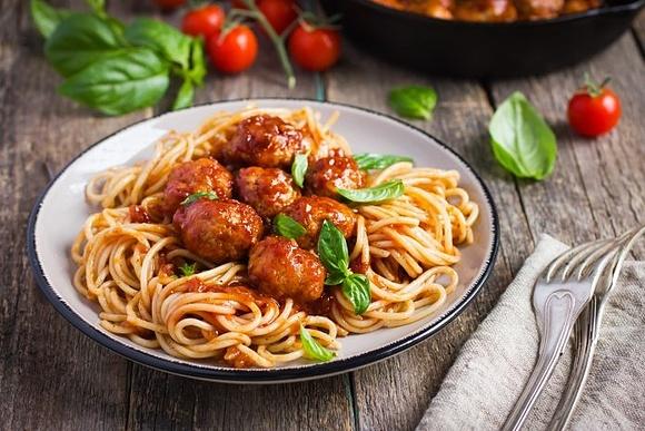 Spaghetti z klopsikami w sosie pomidorowym