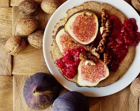 Bezglutenowe placuszki z płatków quinoa i mąki z migdałów z figami i malinami