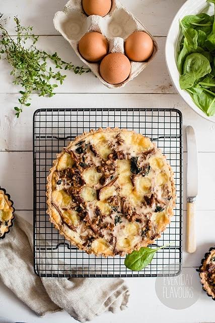 Tarta z kurkami, szpinakiem, cheddarem i orzechami włoskimi