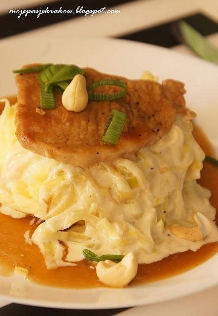 Schab z ziemniaczanym puree sosem porowym i orzechami nerkowca